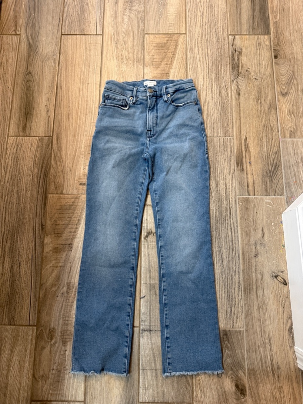 Good American Straight-Leg Jeans in Medium Blue Wash frayed Hem size 4/27 - Picture 3 of 8